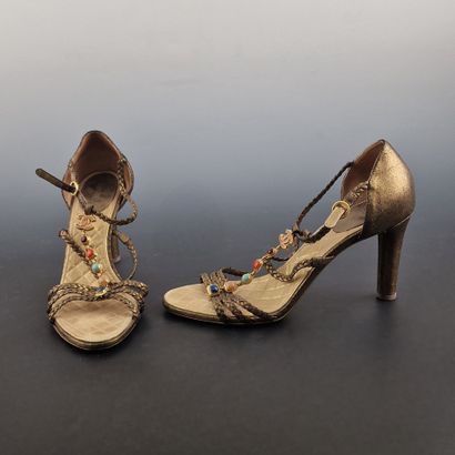CHANEL - PAIRE DE SANDALES en cuir vieilli...