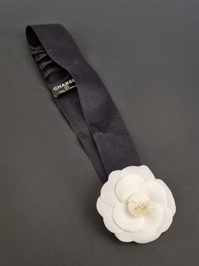 CHANEL - BANDEAU en soie noir, orné d'un...