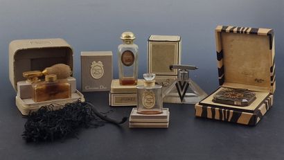 QUATRE FLACONS ANCIENS DE PARFUM : 
- CHRISTIAN...