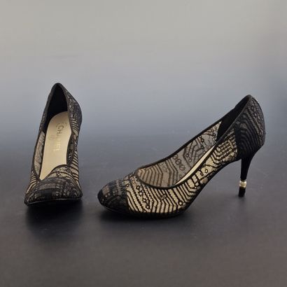 CHANEL - PAIRE D'ESCARPINS en dentelle noire,...