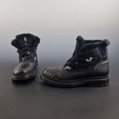 CHANEL - PAIRE DE SNOW BOOTS lacées en cuir...