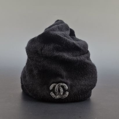 CHANEL - BONNET en cachemire et soie noir...