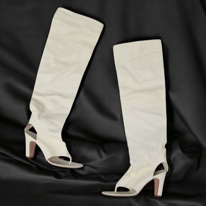 CHANEL - PAIRE DE BOTTES en cuir agneau beurre...