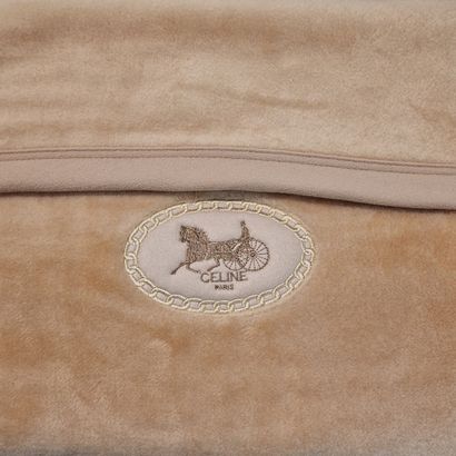 CELINE - COUVERTURE en acrylique beige. Dimensions...