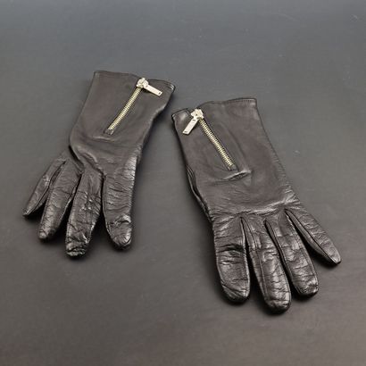CHANEL - PAIRE DE GANTS en cuir agneau noir...