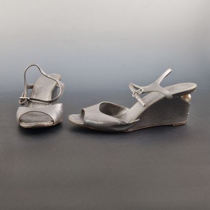 CHANEL - PAIRE DE PLATE-FORME en cuir agneau...