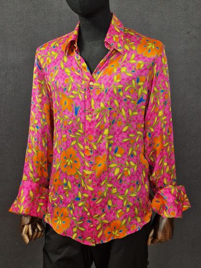 VERSACE - CHEMISE homme en soie fushia imprimée...