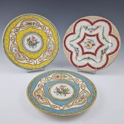 2 SUITES DE 3 ASSIETTES PLATES en porcelaine...