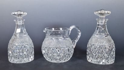 PAIRE DE CARAFES ET LEUR BOUCHON ET UN BROC...