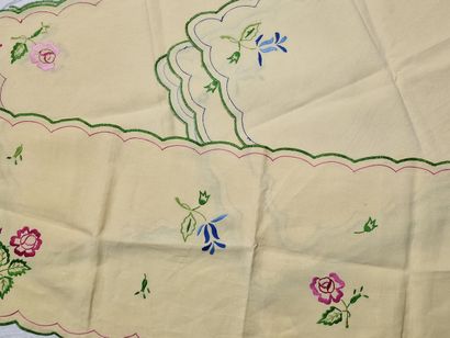SUITE D'1 CHEMIN DE TABLE ET DE 8 SETS DE...