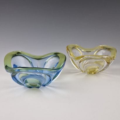 PAIRE DE COUPES TREFFLEES en verre moulé...