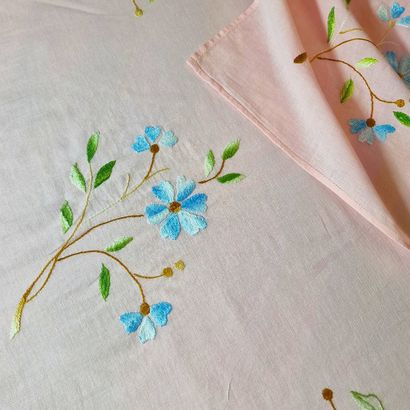 NAPPE RECTANGULAIRE en linon rose Circa 1950...