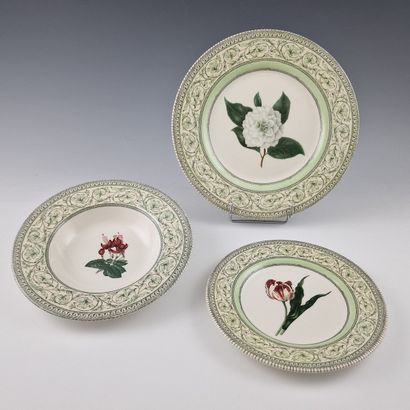 3 SERIES D'ASSIETTES en faïence fine blanche,...