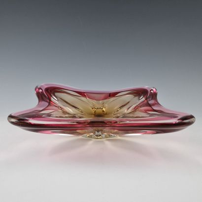 COUPE CARREE à bord mouvementé en cristal...