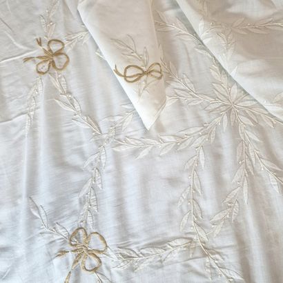 ROND NAPPE AND 8 SERVIETTES in white linen...