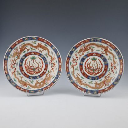 PAIR OF ROUND WHITE PORCELAIN PLATES Japan...