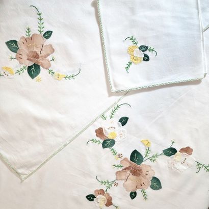NAPPE RECTANGULAIRE ET SES 12 SERVIETTES...