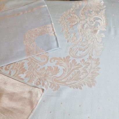 LARGE RECTANGULAR NAPPE AND 12 SERVIETTES...