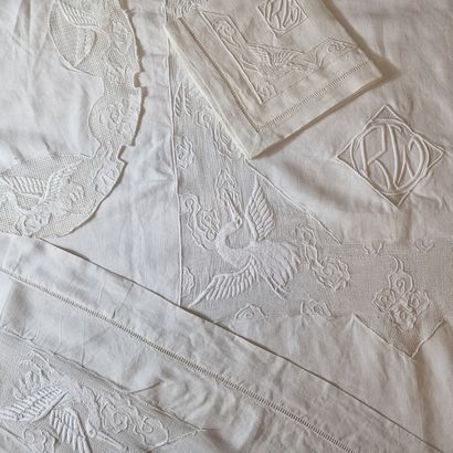 BEAUTIFUL RECTANGULAR NAPPE AND 12 TOWELS...