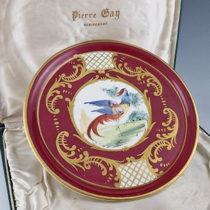 PETIT PLAT A GATEAU ROND en porcelaine carmin...