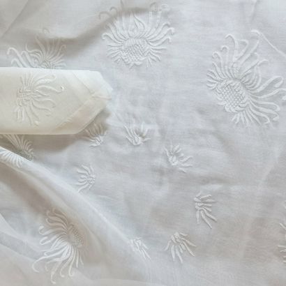 ROND NAPPE AND 8 SERVIETTES in white organdi,...