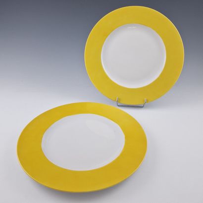 SET OF 12 PRESENTATION DISHES in white porcelain...