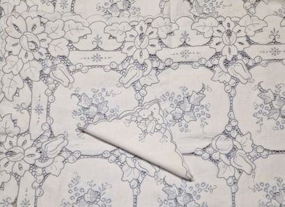 BELLE NAPPE RECTANGULAIRE A BORD FESTONNE...