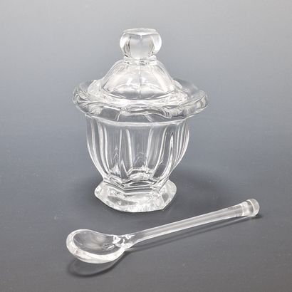 BACCARAT - MOUTARDIER en cristal blanc moulé...
