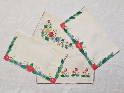 2 PAIRS OF TABLE CLOTHES in white linen from...