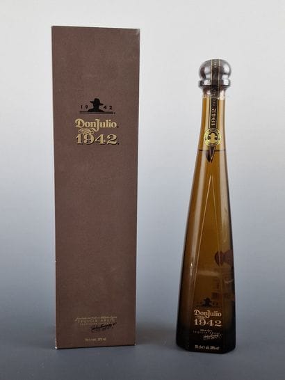 TEQUILA ANEJO DOM JULIO 1942 
1 bouteille...
