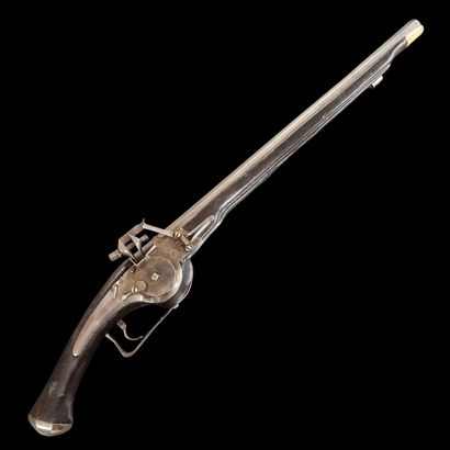 LONG PISTOLET A ROUET
Canon à pans, poinçonné...