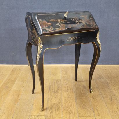 LITTLE PENDANT BUREAU with curved front and...