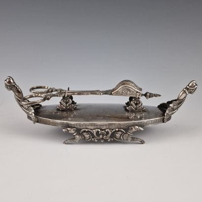 PAIR OF MOUCHETTE AND PRESENTOIR (Assemblage)...