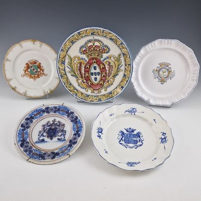 LOT DE CINQ ASSIETTES ARMORIEES en porcelaine...