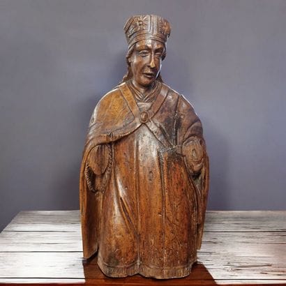 SAINT EVEQUE en bois sculpté. Il est coiffé...