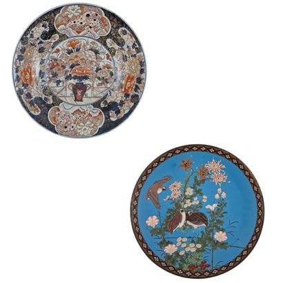 JAPON XXEME SIECLE - DEUX GRANDS PLATS DECORATIFS...