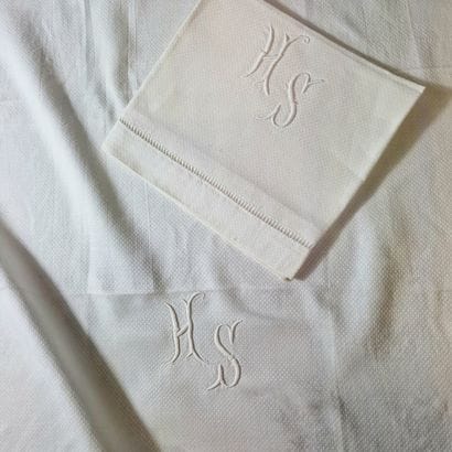 SUITE DE DOUZE SERVIETTES DE TOILETTE Circa...