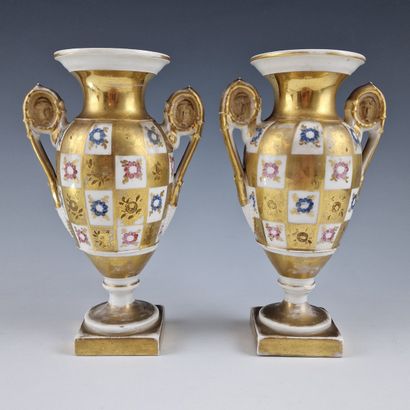 PARIS - PAIRE DE VASES AMPHORE d'Epoque XIXème...