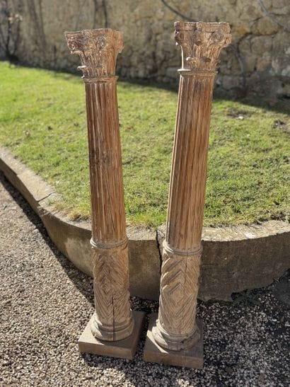 PAIRE DE COLONNES D'AUTEL de type corinthien...