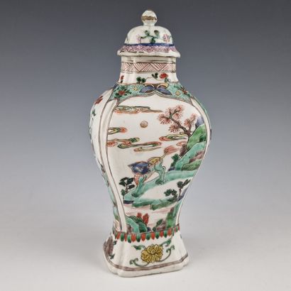 CHINE DYNSATIE QING - VASE COUVERT en porcelaine...