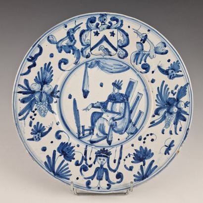 NEVERS - PLAT ROND en faïence à décor en...