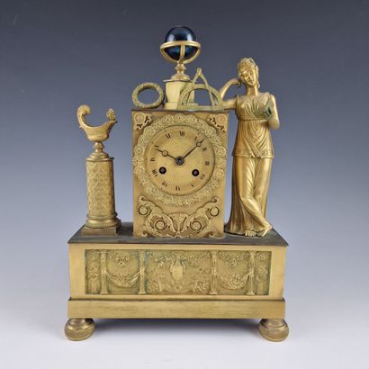 PETITE PENDULE d’Epoque Restauration à l’Allégorie...