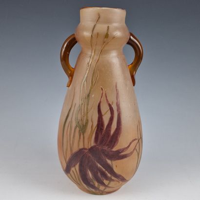 LEGRAS - VASE A ANSES en verre doublé saumon...