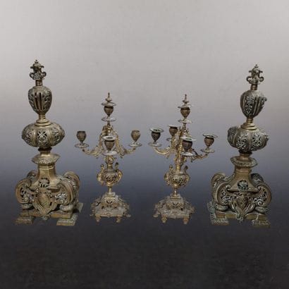 PAIRE DE CANDELABRES A CINQ LUMIERES ET PAIRE...