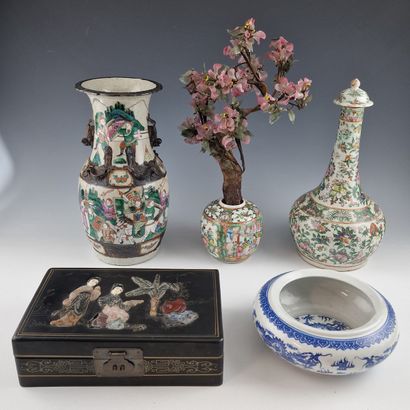 CHINE XXEME SIECLE - UN VASE COUVERT (H....