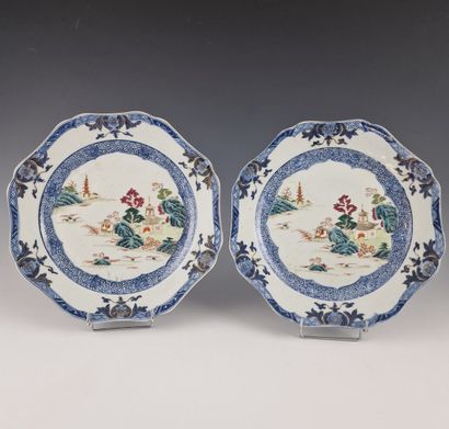 CHINE - ASSIETTE en porcelaine à décor polychrome...