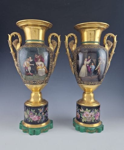 PARIS - PAIRE DE VASES en porcelaine à décor...