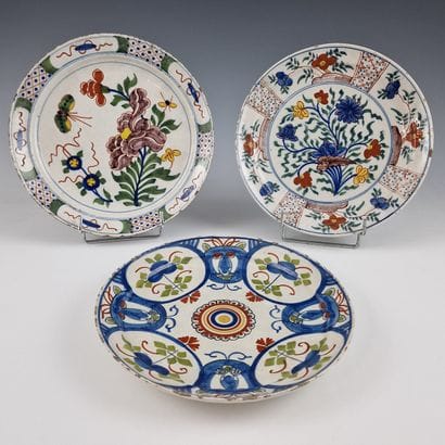 DELFT - TROIS ASSIETTES d'Epoque XVIIIème...