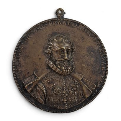 MEDAILLON en bronze patiné au portrait d’Henri...