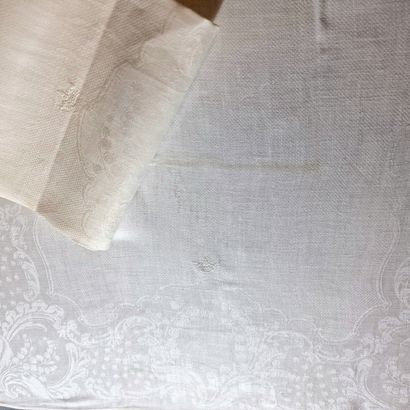 SUITE DE QUATRE SERVIETTES DE TOILETTES Circa...